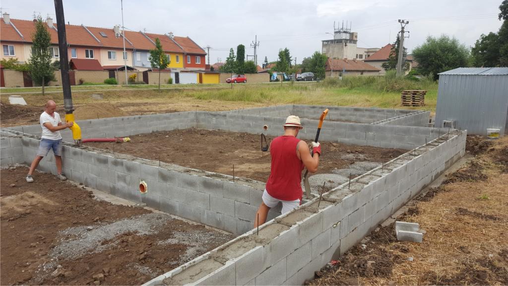 Realizace RD v Prostějově.  Konstrukční systém: Z cihelných bloků Porotherm.  Podlahová plocha: 165 m2.  Zastavěná plocha: 195 m2.  Rozsah dodávky: kompletní realizace.  Rozpočet: cca 3,0 mil Kč bez DPH