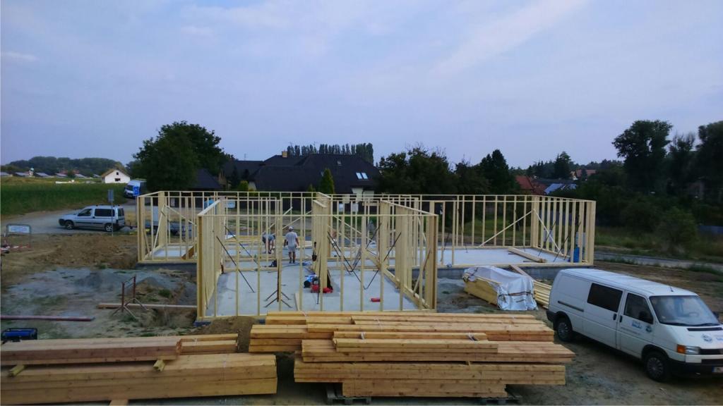 Realizace RD v Mostkovicích.  Konstrukční systém: Dřevostavba difúzně uzavřená.  Podlahová plocha: 245 m2.  Zastavěná plocha: 215 m2.  Rozsah dodávky: kompletní realizace.  Rozpočet: cca 4,5 mil Kč bez DPH