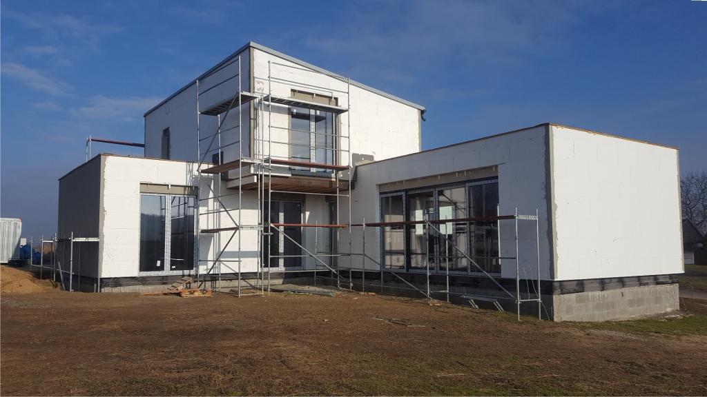 Realizace RD v Mostkovicích.  Konstrukční systém: Dřevostavba difúzně uzavřená.  Podlahová plocha: 245 m2.  Zastavěná plocha: 215 m2.  Rozsah dodávky: kompletní realizace.  Rozpočet: cca 4,5 mil Kč bez DPH