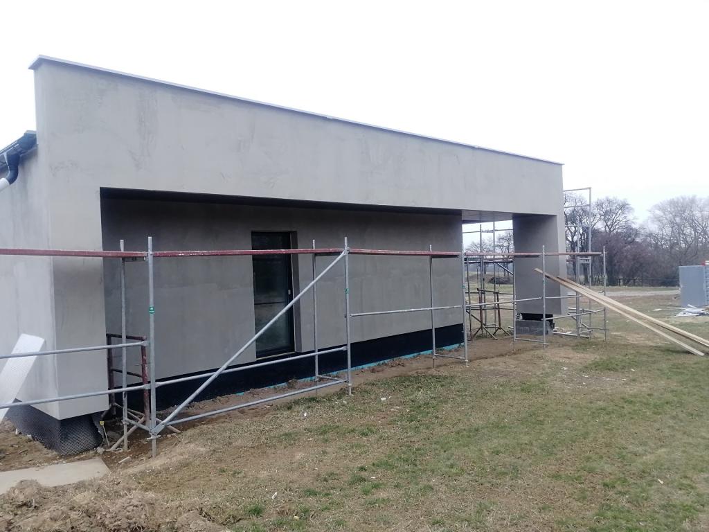 Realizace RD v Alojzově u Prostějova. Konstrukční systém: Dřevostavba difúzně otevřená. Podlahová plocha: 157 m2. Zastavěná plocha: 247m2. Rozsah dodávky: kompletní realizace. Rozpočet: cca 2,9 mil Kč.