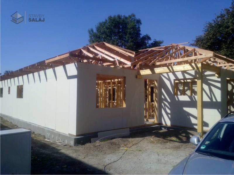 Realizace RD v Klopotovicích u Prostějova. Konstrukční systém: Dřevostavba difúzně otevřená. Podlahová plocha: 172 m2. Zastavěná plocha: 208 m2. Rozsah dodávky: kompletní realizace. Rozpočet: cca 3,5 mil Kč.